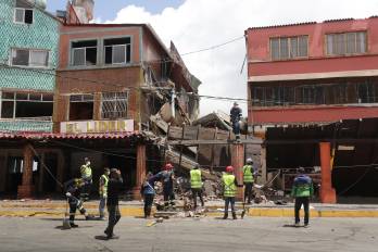 Personas trabajan este sábado, en una zona afectada por los terremotos en Venezuela, en El Junquito (Venezuela).