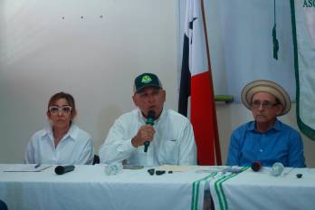 Productores de leche y carne durante una conferencia de prensa este jueves 22 de octubre.