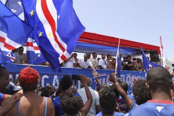La selección de Cabo Verde durante una caravana.
