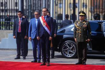 En este comunicado publicado por la Presidencia del Perú, el nuevo presidente, José Jeri, llega al palacio presidencial tras su juramentación en una ceremonia celebrada poco después de la medianoche en el Congreso, en Lima, el 10 de octubre de 2025.