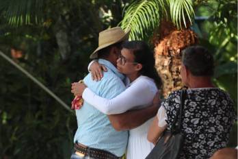 La despedida ocurre en medio de las huellas visibles del desastre.