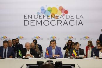 El presidente del Gobierno español, Pedro Sánchez, junto al presidente de Brasil, Luiz Inácio Lula da Silva, y el jefe de Estado de Colombia, Gustavo Petro, intervino ayer en Barcelona.
