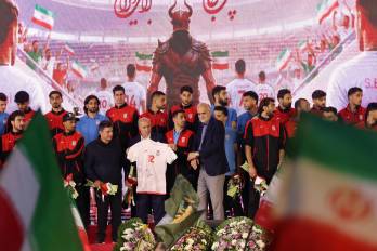 Jugadores de la selección de Irán se despiden de los aficionados antes del Mundial 2026.