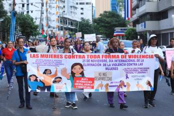 Mujeres marchan por las calles de la ciudad de Panamá.