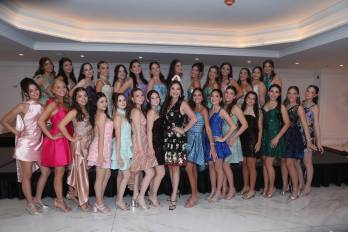 La Asociación de Damas Guadalupanas celebró el cóctel de Debutantes en el Hotel Miramar. En el centro, su presidenta Cecilia Díaz de Fábrega.