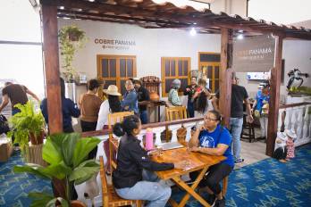 El stand se convirtió en un punto de encuentro entre artesanos, emprendedores y visitantes.