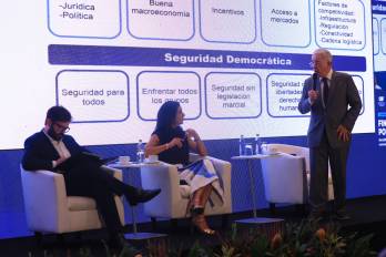 Los expresidentes Álvaro Uribe y Gabriel Boric debatieron sobre política pública.