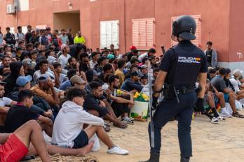 La Policía Nacional vigila el barrio ceutí de Loma Colmenar, tras los disturbios de este lunes.