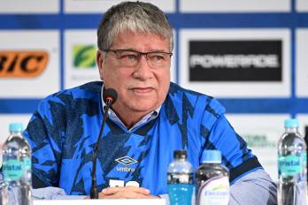 El entrenador de la selección de El Salvador, Hernán El Bolillo Gómez.