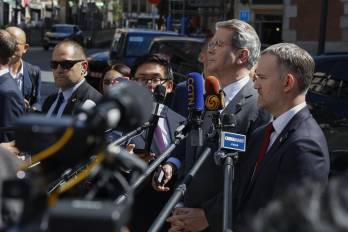 El secretario del Tesoro estadounidense, Scott Bessent (2d), tras su reunión con el viceprimer ministro chino, He Lifeng, este lunes en Madrid