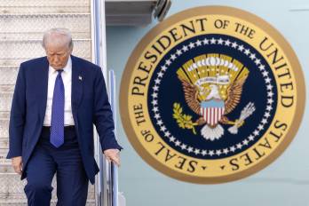 El presidente de Estados Unidos, Donald Trump, al desender del avión presidencial Air Force One, en West Palm Beach (Florida).