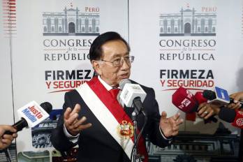 El nuevo mandatario interino de Perú, José María Balcázar, habla en una rueda de prensa este miércoles, en Lima (Perú). EFE/ STR