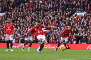 El jugador del United Bruno Fernandes logra de penalti el 2-1 durante el partido de la Premier League que han jugado Manchester United y Crystal Palace, en Manchester, Reino Unido. EFE/EPA/GARY OAKLEY