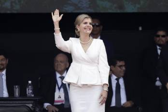 La presidenta de Costa Rica, Laura Fernández , durante su ceremonia de investidura, en el Estadio Nacional de San José (Costa Rica), el pasado 8 de mayo.