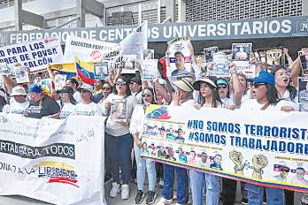 Estudiantes exigen la libertad de los presos políticos durante una manifestación convocada por el Movimiento Estudiantil de la Universidad Central de Venezuela.