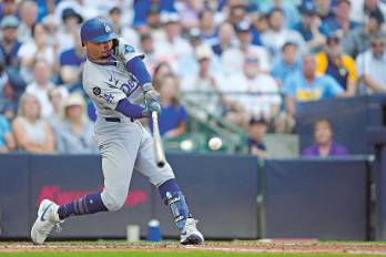 Mookie Betts de Los Angeles Dodgers, durante un partido contra los Milwaukee Brewers.