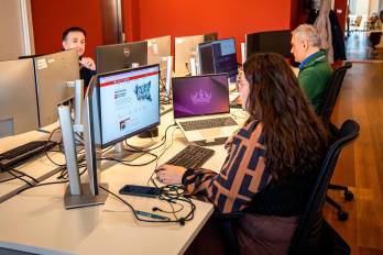 Oficina de la Fundación Dialnet en Logroño, que cuenta con un equipo de 26 profesionales, la mitad ingenieros y la otra mitad con perfiles humanísticos, quienes han desarrollado un sistema informático con tecnología propia, por lo que, concluye, cuentan con autonomía estratégica al no depender de terceros.