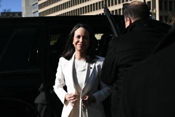 La líder opositora venezolana, María Corina Machado, sale de un vehículo a su llegada a la Casa Blanca, antes de reunirse con el presidente estadounidense Donald Trump, en Washington, D.C., el 15 de enero de 2026.