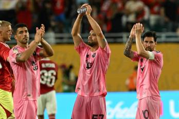 Los jugadores del Inter Miami, Luis Suarez (izq.), Marcelo Weigandt (c.) y Lionel Messi luego del partido contra el Al-Ahly.