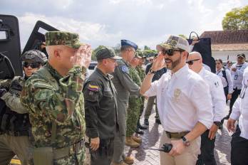 El conflicto y el terremoto marcan el primer mes del mandato de la Espriella