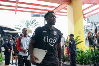 El futbolista panameño, José Luis Rodríguez, en su arribo a El Salvador.