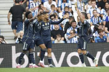 Los jugadores del Real Madrid celebran el gol de Arda Guler, durante el partido frente al Real Sociedad.