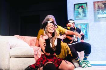 El elenco de Enmadrados da vida a madres dominantes, hijos en crisis y terapeutas con problemas propios, en una comedia tan hilarante como reveladora.