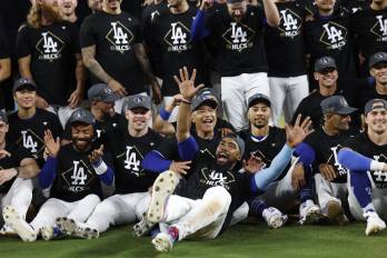 Los Dodgers de Los Ángeles celebran tras clasificarse a la Serie de Campeonato de la Liga Nacional.