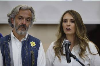 La candidata a la Presidencia de Colombia, Paloma Valencia, junto al candidato a la vicepresidencia, Juan Daniel Oviedo, habla luego de los resultados electorales este domingo, en Bogotá.