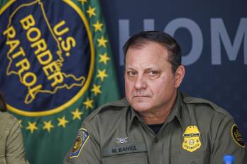 Michael Banks renunció como jefe de la Patrulla Fronteriza en medio de críticas por operativos migratorios y uso excesivo de la fuerza.