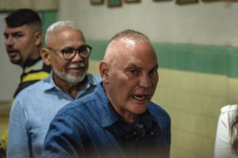 El candidato a la alcaldía del municipio de Maracaibo, Gian Carlo Di Martino, asiste a un centro electoral este domingo, durante las elecciones municipales en Maracaibo (Venezuela)
