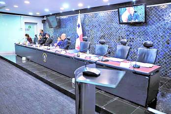 Cuatro de los nueve comisionados estuvieron ausentes.