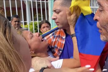 Esta instantánea de un video de AFPTV muestra a Maikel Olivera (centro), un migrante venezolano que fue liberado de la prisión salvadoreña, abrazando a su madre, Olivia Rojas, mientras se reúne con su familia en Barquisimeto, estado Lara, Venezuela.