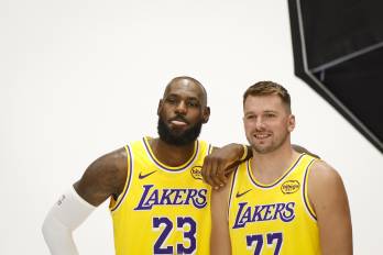 LeBron James (izq.) y Luka Doncic, estrella de Los Angeles Lakers.