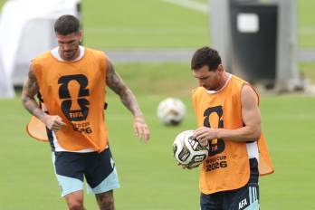 El delantero argentino Lionel Messi (#10) controla un balón durante una sesión de entrenamiento en la víspera del partido de semifinales del Mundial de Fútbol 2026 entre Inglaterra y Argentina, en el Atlanta United Training Centre, en Atlanta, el 14 de julio de 2026.