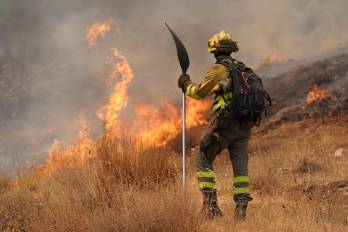 Bomberos forestales combaten un incendio en Castrillo de Cabrera, al noroeste de España.