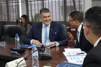 Andrés Farrugia, gerente general de la Caja de Ahorros, durante la sustentación de presupuesto en la Asamblea Nacional.