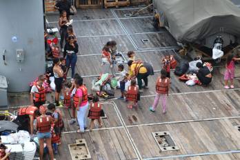 El Servicio Nacional Aeronaval y autoridades costarricenses facilitaron el retorno de 109 migrantes desde Colón hacia La Miel, en una muestra del creciente flujo norte-sur en la región.
