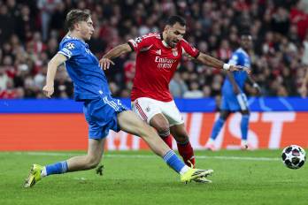 El defensor del Real Madrid, Dean Huijsen (der.).