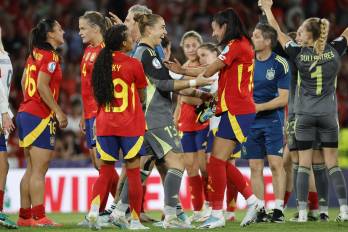 Las jugadoras de la selección española celebran su victoria contra Suiza.
