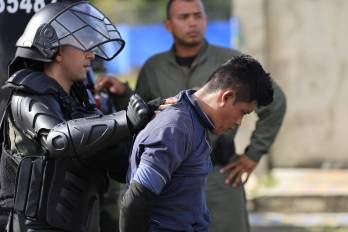 Un hombre al ser arrestado el pasado 16 de junio, durante una protesta en una carretera cerca de la localidad de Almirante, en la provincia de Bocas del Toro.