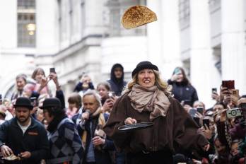Las personas participan en la carrera anual del Día de los Panqueques del Martes de Carnaval en el mercado de Leadenhall en Londres, Reino Unido, 17 de febrero de 2026.