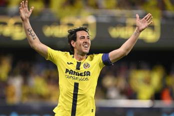 El centrocampista del Villarreal Dani Parejo celebra tras marcar el 1-0, durante el partido de la jornada 38 de LaLiga EA Sports entre el Villarreal y el Atlético de Madrid disputado este domingo en el estadio de la Cerámica. EFE/Andreu Esteban