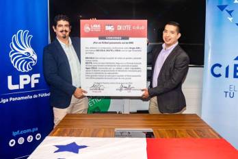 Gustavo Reyes (izquierda), gerente general de Grupo AJE para Panamá y Costa Rica, junto a Jesús Moreno (derecha) de la Liga Panameña de Fútbol (LPF) durante la firma del acuerdo de patrocinio.