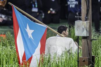 Bad Bunny sosteniendo una bandera de Puerto Rico durante su presentación en el medio tiempo del Super Bowl LX el 8 de febrero de 2026 en el estadio Levi's en Santa Clara, California (Estados Unidos).