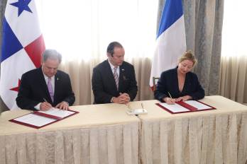 En la firma del convenio estuvieron el secretario ejecutivo de la Secretaría Nacional del Ferrocarril, Henry Faarup, el canciller Javier Martínez-Acha, y la embajadora de Francia en Panamá, Aude de Amorim.