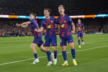 Los jugadores del FC Barcelona (i-d) Fermín López, Gavi y Dani Olmo celebran el segundo gol durante el encuentro correspondiente a la jornada 35 de LaLiga que FC Barcelona y Real Madrid disputan este domingo en el Camp Nou, en Barcelona.