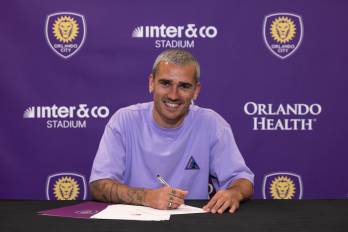 Antoine Griezmann firmando su contrato con el Orlando City.