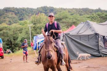 Ubaldino ensilló a Canelo y recorrió los caminos afectados por el terremoto para llevar alimentos a sus compadres y vecinos de Zapotal.