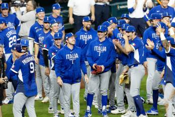 Jugadores de Italia celebran al finalizar el partido contra México en el Clásico Mundial de Béisbol.